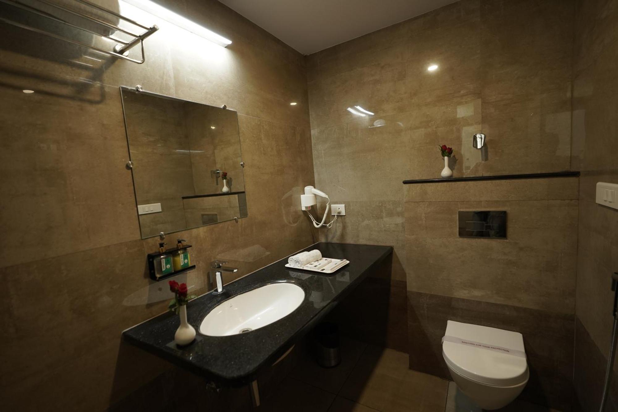 Hotel Bigwig Jabalpur Exterior photo
