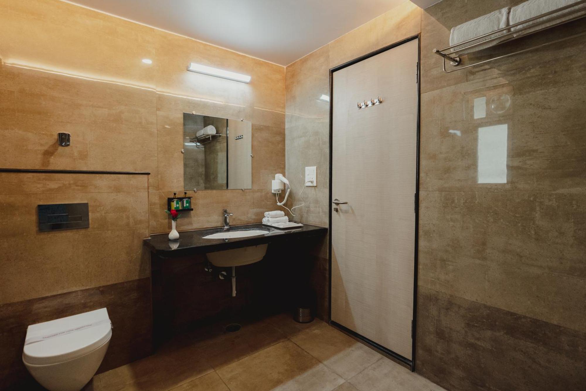 Hotel Bigwig Jabalpur Exterior photo